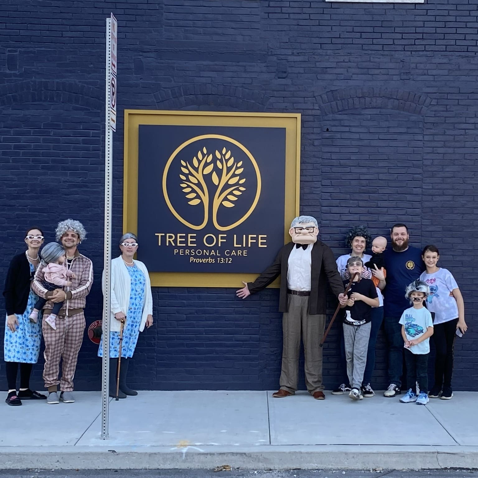 481081080_946629580956141_6999945361123942931_n Family taking a photo outside the Tree of Life Facility