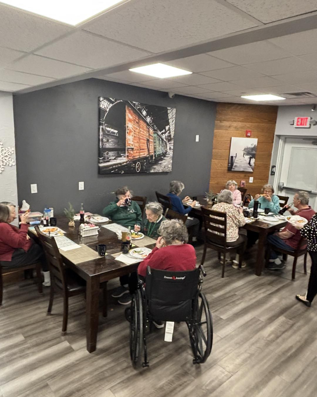 Tree-of-Life-Personal-Care_img_2839 Elderly people eating nutritious food